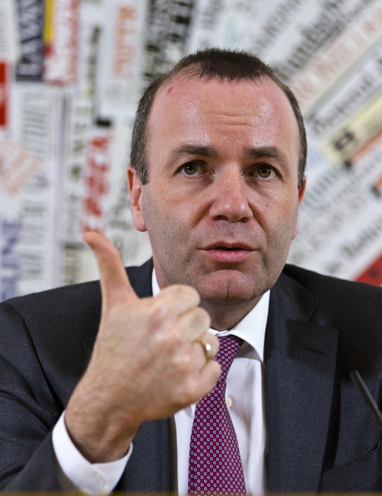 Den tyske CSU-politiker Manfred Weber, som leder Europa-Parlamentets største politiske gruppe, EPP, melder sig ind i kampen om at efterfølge Jean-Claude Juncker som formand for EU-Kommissionen.
    European People's Party President Manfred Weber speaks during a press conference at the Foreign Press Club in Rome, Wednesday, Feb. 21, 2018. Weber met with Former Italian Premier Silvio Berlusconi. The three-time premier, who can't run himself because of a tax fraud conviction, is heading up a center-right coalition that hopes to retake power in March 4 general elections. (AP Photo/Domenico Stinellis)
   Domenico Stinellis/AP