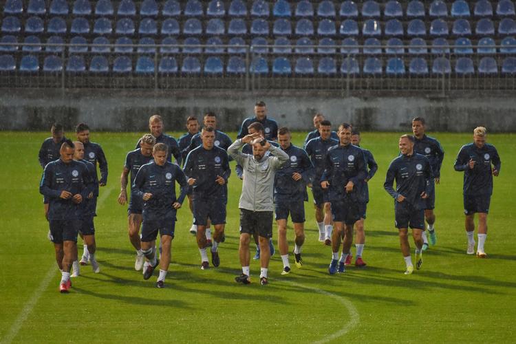 Slovakiet skal møde en flok danske sekundaspillere og det bliver derfor billigt at se kampen i Bratislava. Lukas Grinaj/AP