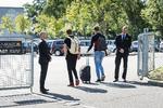 Her ankommer to formodede spillere til DBU i Brøndby i går. Dansk Boldspil-Unions (DBU) mission om at samle et landshold og få det af sted til onsdagens venskabskamp mod Slovakiet krævede både vagter, afskærmende brandbiler og en masse hemmelighedskræmmeri. 
   Claus Bech/Ritzau Scanpix