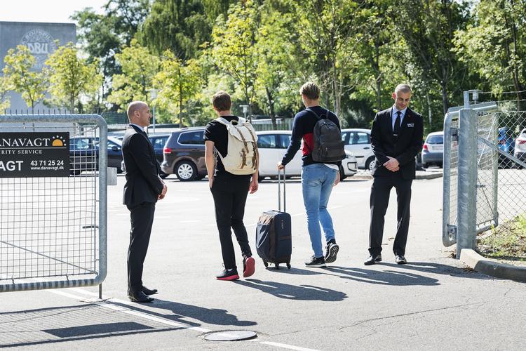 Her ankommer to formodede spillere til DBU i Brøndby i går. Dansk Boldspil-Unions (DBU) mission om at samle et landshold og få det af sted til onsdagens venskabskamp mod Slovakiet krævede både vagter, afskærmende brandbiler og en masse hemmelighedskræmmeri. 
   Claus Bech/Ritzau Scanpix