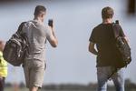 Spillere fotograferet i går, da de boardede nødlandsholdetsfly i Roskilde lufthavn for at rejse til Slovakiet. Mads Claus Rasmussen/Ritzau Scanpix