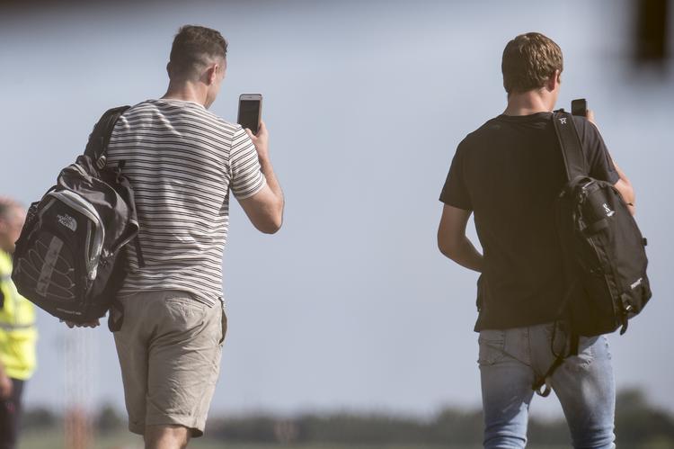 Spillere fotograferet i går, da de boardede nødlandsholdetsfly i Roskilde lufthavn for at rejse til Slovakiet. Mads Claus Rasmussen/Ritzau Scanpix