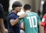 Efter Tyskland for første gang nogen sinde var røget ud af en VM-slutrunde i gruppespillet, sagde Mesut Özil farvel til landsholdet og Joachim Löw. Lee Jin-man/AP