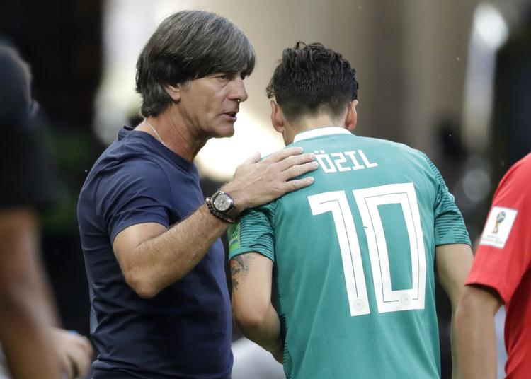 Efter Tyskland for første gang nogen sinde var røget ud af en VM-slutrunde i gruppespillet, sagde Mesut Özil farvel til landsholdet og Joachim Löw. Lee Jin-man/AP