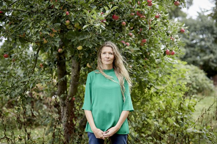 Som formand for klima- og bæredygtighedsudvalget i Bornholms Regionskommune er Anne Thomas ved at gennemgå mulighederne for, at øen kan leve op til sin ambitiøse klimamålsætning i 2025.
   Pelle Rink