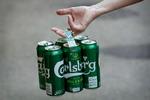 Øltørstige kunder skal til at dreje eller trække øldåsen fra de andre, i stedet for at pakke den ud af en kraftig plastik. De nye snap packs kommer i de første måneder af 2019.   Jens Dresling/POLFOTO