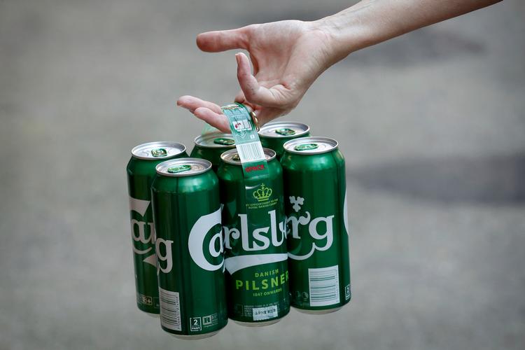 Øltørstige kunder skal til at dreje eller trække øldåsen fra de andre, i stedet for at pakke den ud af en kraftig plastik. De nye snap packs kommer i de første måneder af 2019.   Jens Dresling/POLFOTO