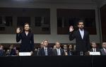 Sheryl Sandberg (tv), der er en af topcheferne hos Facebook og Twitters administrerende direktør, Jack Dorsey. Jose Luis Magana/AP
