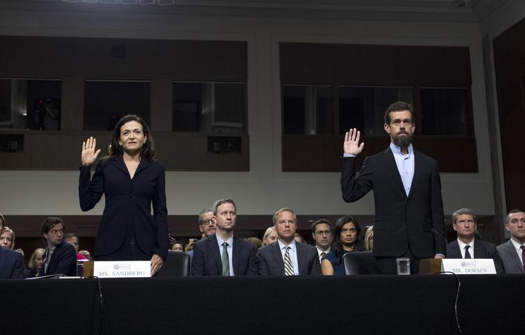 Sheryl Sandberg (tv), der er en af topcheferne hos Facebook og Twitters administrerende direktør, Jack Dorsey. Jose Luis Magana/AP