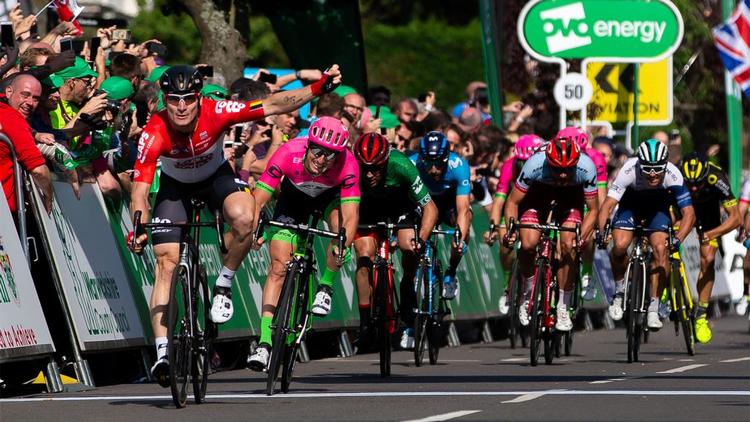 I fuldstændig suveræn stil vinder tyskeren  André Greipel 4. etape i Tour of Britain et par længder foran italieneren Sacha Modolo. Foto: Tour of Britain. 