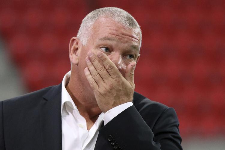 John Jensen havde en bekymret mine inden kickoff. Den blev mere mild, som kampen skred frem. 
   Ronald Zak/AP