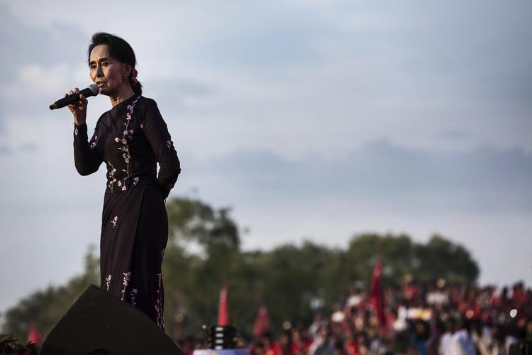 Aung San Suu Kyi holder politisk møde på en plads udenfor Rangoon centrum. Titusinder af tilhængere er mødt op for at høre hende tale. Niels Hougaard/POLFOTO