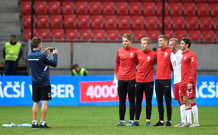 Danske spillere foreviger hinanden efter kampen.
 Radovan Stoklasa/Ritzau Scanpix