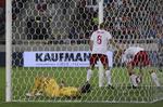 Slovakiets tredje scoring var et selvmål, som målmanden Christoffer Haagh sprællende forsøgte at forhindre. Ronald Zak/AP