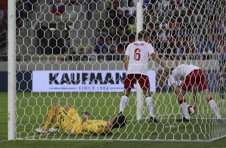 Slovakiets tredje scoring var et selvmål, som målmanden Christoffer Haagh sprællende forsøgte at forhindre. Ronald Zak/AP