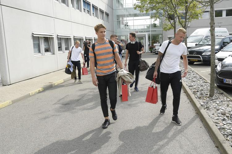 Reservelandsholdet vendte torsdag hjem efter landskampen mod Slovakiet under konflikten mellem DBU og Spillerforeningen og modtog forbundets tak i Brøndby.  Claus Bech/Ritzau Scanpix