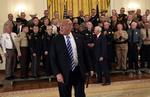 Præsident Donald Trump svarede på spørgsmål om et anonymt debatindlæg fra en af hans egne embedsfolk under et arrangement med politifolk i Det Hvide Hus.  Susan Walsh/AP