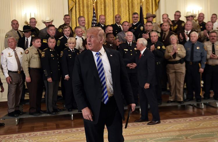 Præsident Donald Trump svarede på spørgsmål om et anonymt debatindlæg fra en af hans egne embedsfolk under et arrangement med politifolk i Det Hvide Hus.  Susan Walsh/AP