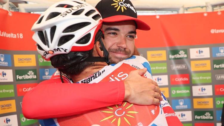 Den ny indehaver af førertrøjen i Vuelta a España Jesus Herrada lykønskes af en holdkammerat. Foto: Luis Angel Gomez.
 