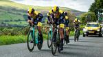 Lotto-Jumbo med sloveneren Primoz Roglic yderst til venstre på vej mod sejren i holdløbet. Foto: Tour of Britain.
 
