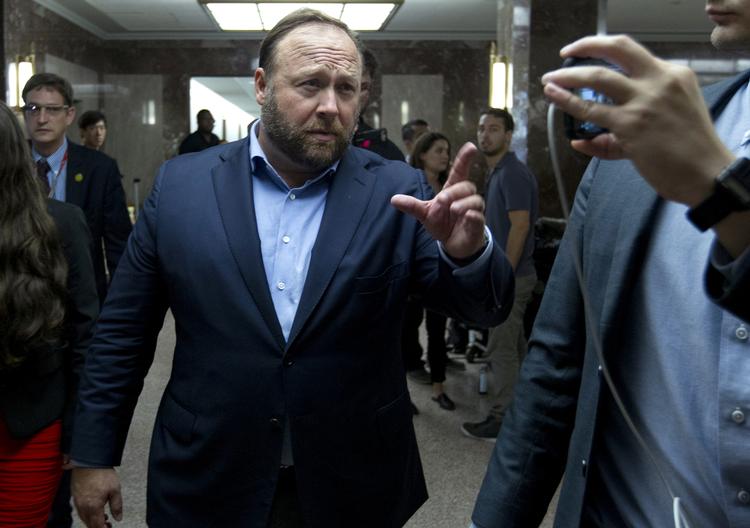 I sine programmer har Alex Jones bl.a. fremført, at angrebene 11. september 2001 i New York og Washington var orkestreret af den amerikanske regering selv. Jose Luis Magana/AP