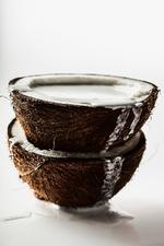 
    Kokosmælk, kokosnød.
   Rune Pedersen/POLFOTO