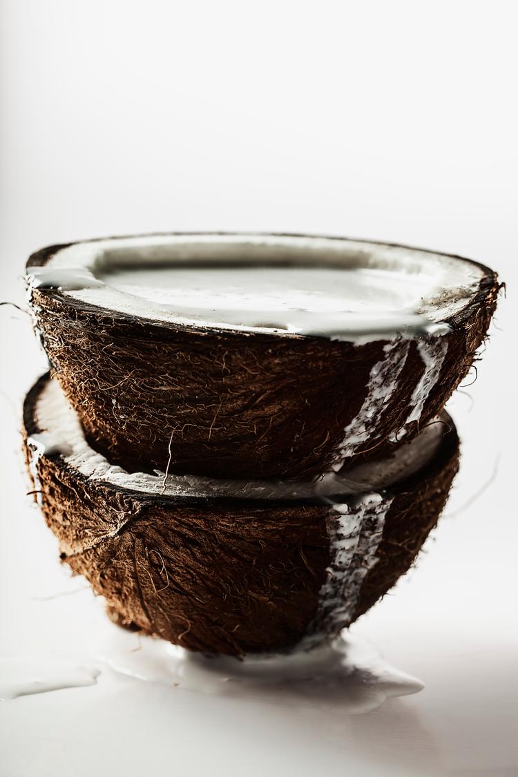 
    Kokosmælk, kokosnød.
   Rune Pedersen/POLFOTO