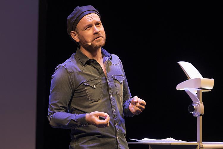 Christian Fuhlendorff kommer vidt omkring og er alligevel tættest på hjemmebanen i sit verdenshistorie-show. Jonas Raaby