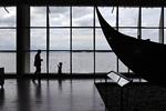 Skibenes placering i vikingeskibshallens åbne rum med Roskilde Fjord som bagtæppe er en af de værdier, museet i Roskilde gerne ser videreført efter et nybyggeri.
   Martin Lehmann/POLFOTO