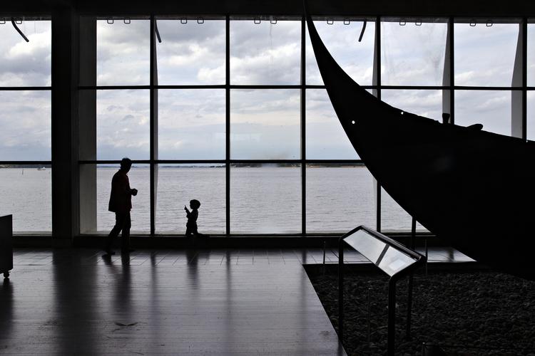 Skibenes placering i vikingeskibshallens åbne rum med Roskilde Fjord som bagtæppe er en af de værdier, museet i Roskilde gerne ser videreført efter et nybyggeri.
   Martin Lehmann/POLFOTO
