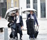 Åge Hareide og John Dahl Thomasson ankom i silende regn til Århus før til weekendens landskamp mod Wales. Men selv om de to endelig igen står i spidsen for landsholdet, så er der ingen garanti for, at deres arbejdsgiver, DBU, og Spillerforeningen kan blive enige om en permantent løsning, der kan sikre, at de to herrer ikke igen bliver parkeret på sidelinjen om en måned. Norde Ernst Van/Ritzau Scanpix