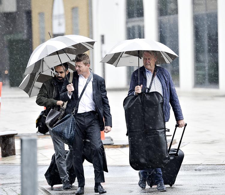 Åge Hareide og John Dahl Thomasson ankom i silende regn til Århus før til weekendens landskamp mod Wales. Men selv om de to endelig igen står i spidsen for landsholdet, så er der ingen garanti for, at deres arbejdsgiver, DBU, og Spillerforeningen kan blive enige om en permantent løsning, der kan sikre, at de to herrer ikke igen bliver parkeret på sidelinjen om en måned. Norde Ernst Van/Ritzau Scanpix