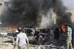 Civile samles efter et luftangreb i Idlib i Syrien. Det er det sidste store oprørskontrollerede område i Syrien. /AP