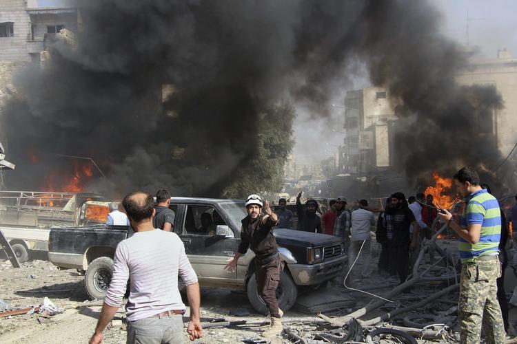 Civile samles efter et luftangreb i Idlib i Syrien. Det er det sidste store oprørskontrollerede område i Syrien. /AP