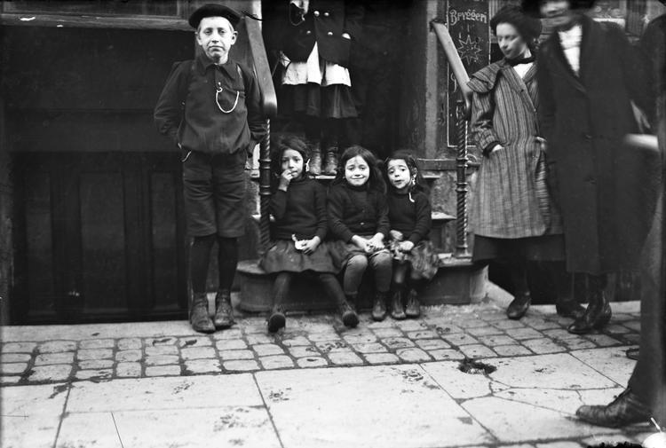 Fattige københavnerbørn på trappesten i København under Første Verdenskrig. Arkivfoto: Holger Damgaard
   Holger Damgaard/POLFOTO