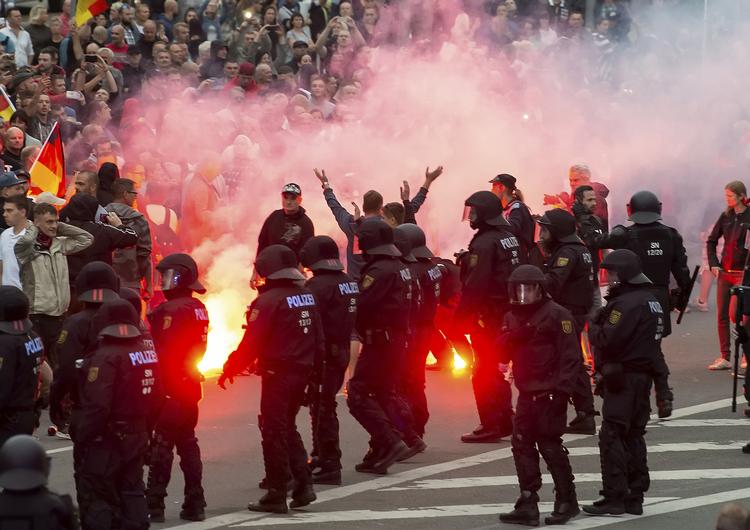 Søndag 26.8. om eftermiddag samledes 800 mennesker i Chemnitz for at sørge over og protestere imod knivdrabet på en 35-årig mand natten forinden. Jens Meyer/AP