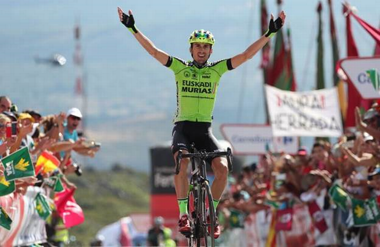 Oscar Rodriguez nyder karrierens største øjeblik som vinder af 13. etape i Vuelta a España. Foto: Unipublic/Luis Angel Gómez. 