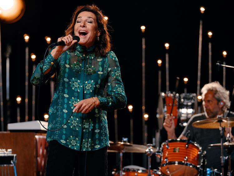I sidste uges 'Toppen af poppen' på TV 2 fortolkede Lis Sørensen Swan Lee's 'Love Will Keep You Warm'. Henrik Ohsten