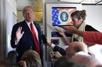 Prøsodent Domald Trump taler med journalister på en flyvetur mellem Billings og Fargo fredag, mens stormvejr om anonym kronik i avisen The New York Times raser. Susan Walsh/AP