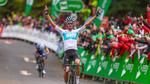 Hollænderen Wout Poels sikrer Team Sky sejren på 6. etape i Tour of Britain, men bagude kan Julian Alaphilippe glæde sig over, at andenpladsen indbragte ham førertrøjen. Foto: Tour of Britain. 