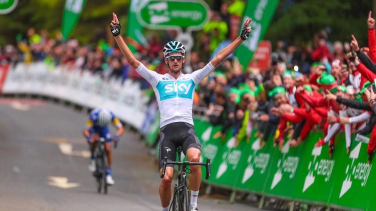 Hollænderen Wout Poels sikrer Team Sky sejren på 6. etape i Tour of Britain, men bagude kan Julian Alaphilippe glæde sig over, at andenpladsen indbragte ham førertrøjen. Foto: Tour of Britain. 