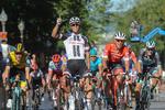 Michael Matthews har god tid til at juble over triumfen i Grand Prix Quebec. Nr. 2 Greg van Avermaet er ikke med på billedet, mens Jasper Stuyven i rød trikot bliver nr. 3. Mellem Matthews og Stuyven ses Michael Valgren på niendepladsen. 