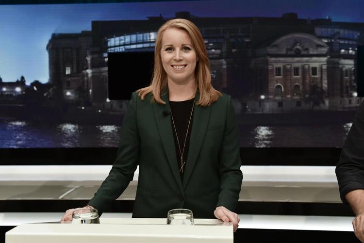 Knap to timer efter, at SVT-debatten var slut fredag aften, sendte Centerpartiets leder, Annie Lööf, en udfordring til Sverigedemokraternas partileder, Jimmie Åkesson. Stina Stjernkvist/TT/Ritzau Scanpix