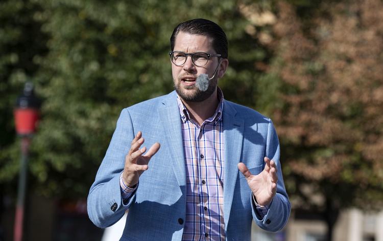
    Jimmie Åkesson, leder af Sverigedemokraterne var lørdag i malmø for at overtale de sidste vælgere til at stemme på ham ved morgendagens valg.
    Johan Nilsson/AP