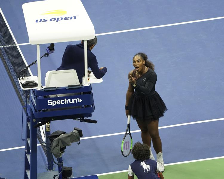 Serena Williams blev under US Open-finalen ved og ved med at skælde ud på dommer Carlos Ramos, selv om det selvfølgelig ikke kunne hjælpe hende. Senere kaldte hun ham en meget dygtig dommer.
   Greg Allen/AP