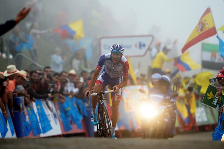 Thibaut Pinot kæmper sig til vejrs i tågen på Lagos de Covadonga til en flot triumf.
   Miguel Riopa/Ritzau Scanpix