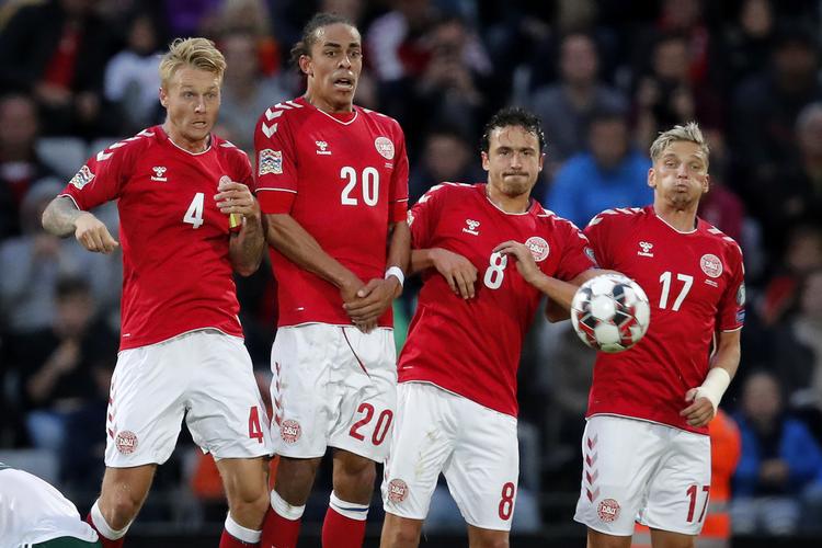  Danmarks Simon Kjær, Yussuf Poulsen, Thomas Delaney og Jens Stryger Larsen dækker op.
   Jens Dresling/POLFOTO