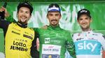 Julian Alaphilippe flankeret af Wout Poels (t.h.) og Primoz Roglic ved hyldestseancen efter Tour of Britain. Foto: Tour of Britain.
 