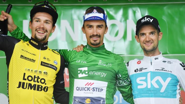 Julian Alaphilippe flankeret af Wout Poels (t.h.) og Primoz Roglic ved hyldestseancen efter Tour of Britain. Foto: Tour of Britain.
 