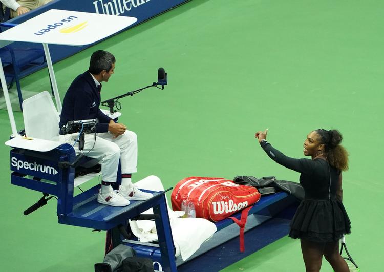 De heftige diskussioner med stigedommeren Carlos Ramos giver Serena Williams en stor bøde. Kena Betancur/Ritzau Scanpix